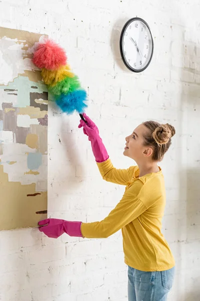 Kind Rubberen Handschoenen Veegt Stof Van Foto Weg Met Plumeau — Stockfoto