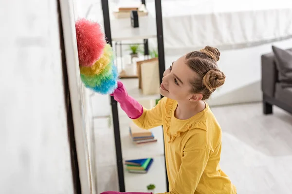 High Angle View Cute Child Smiling Cleaning Feather Duster Living — Stock Photo, Image