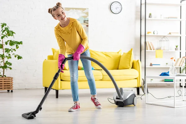Lucu Anak Tersenyum Dan Membersihkan Dengan Vacuum Cleaner Ruang Tamu — Stok Foto