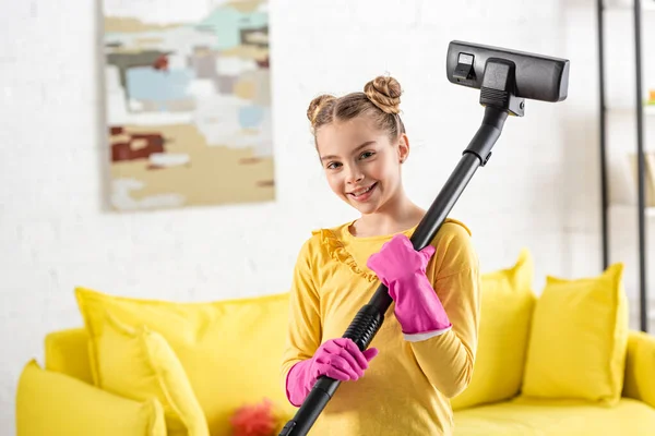 Criança Bonito Com Aspirador Sorrindo Olhando Para Câmera Sala Estar — Fotografia de Stock