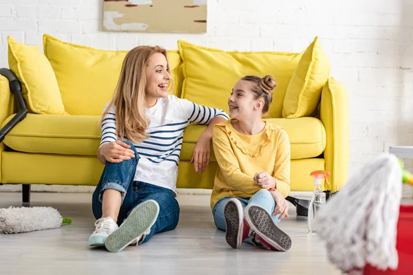 Enfoque Selectivo Madre Linda Hija Mirándose Sonriendo Cerca Del Sofá — Foto de Stock