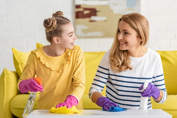 Madre Hija Con Botellas Spray Sonriendo Mirándose Limpiando Mesa Café — Foto de Stock