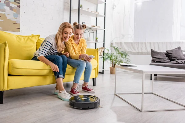 Femme Heureuse Enfant Avec Smartphone Souriant Regardant Aspirateur Robotique Près — Photo