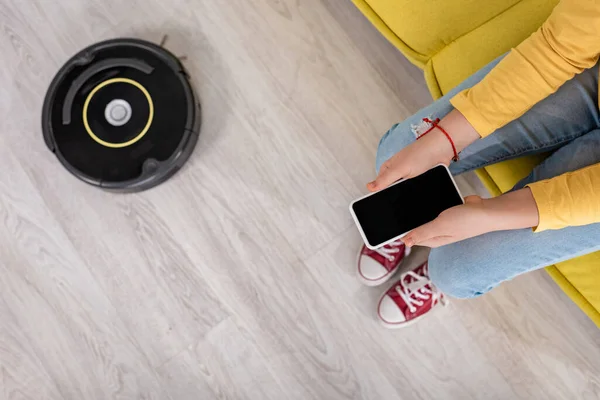 Cropped View Child Smartphone Sofa Robotic Vacuum Cleaner Floor Living — Stock Photo, Image