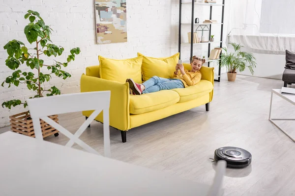 Selective Focus Kid Sofa Looking Robotic Vacuum Cleaner Floor Living — Stock Photo, Image