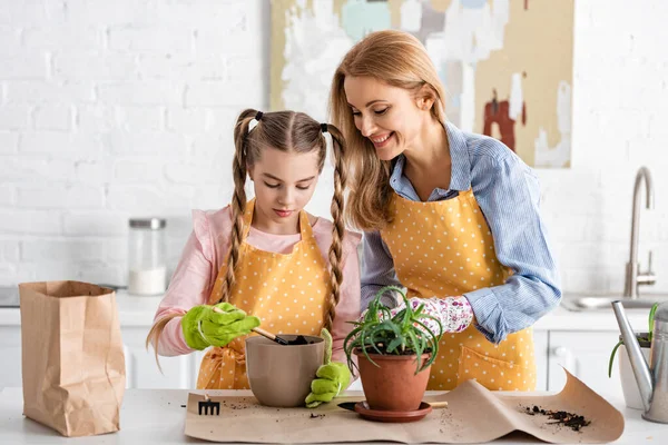 Woman Smiling Cute Daughter Holding Shovel Ground Flowerpot Table Kitchen — Stock Photo, Image