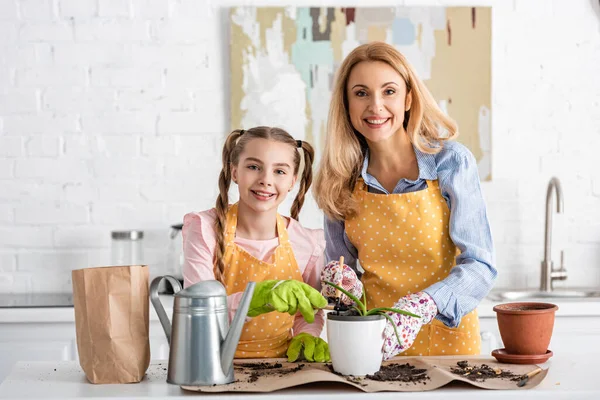 Madre Linda Hija Sonriendo Con Herramientas Jardinería Maceta Con Aloe — Foto de Stock