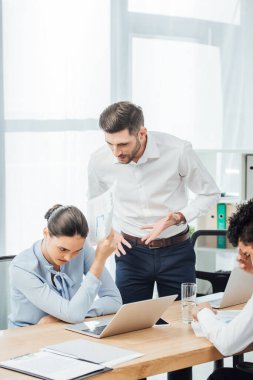 Meksikalılarla iş adamlarının ofiste belgeyle kavga etmesinin seçici odak noktası 