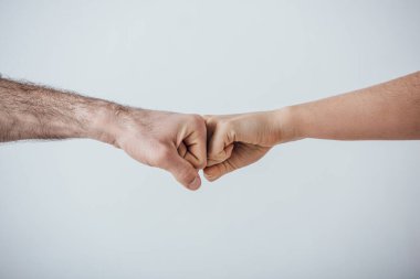 Gri üzerine izole edilmiş yumruk tokuşturma hareketi yapan adamlar.