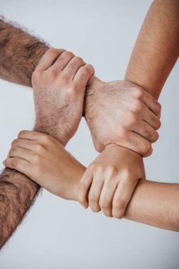 Birliktelik jesti yapan adamların görüntüsü griye bürünmüş ellerle