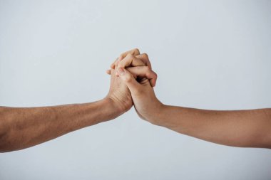 Gri renkte el ele tutuşan adamların görüntüsü.