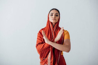 Sari 'li genç Hintli kadın gri renkte izole edilmiş bir jest göstermiyor.