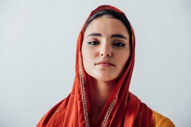 Sari giymiş Hintli bir kadın ağlıyor ve gri kameraya bakıyor.