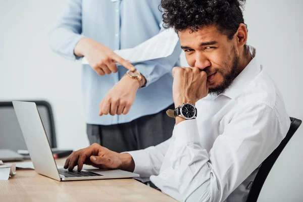 Enfoque Selectivo Del Hombre Negocios Afroamericano Mirando Cámara Mientras Trabaja — Foto de Stock