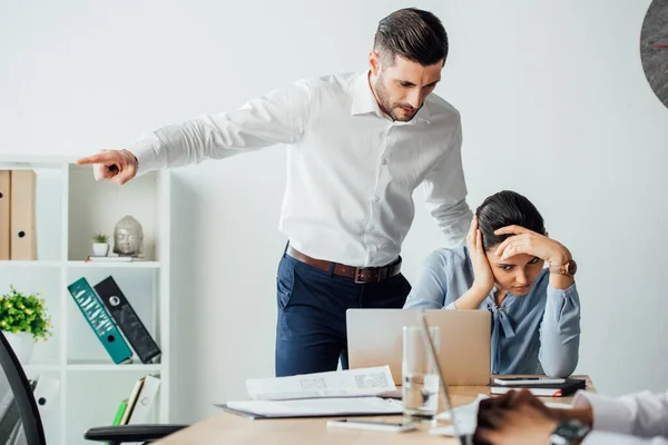 Selective Focus Businessman Pointing Finger Offended Mexican Colleague Office — Stock Photo, Image