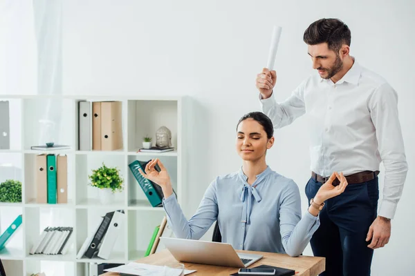 Empresario Sosteniendo Documento Cerca Sonriente Empresaria Mexicana Meditando Oficina — Foto de Stock