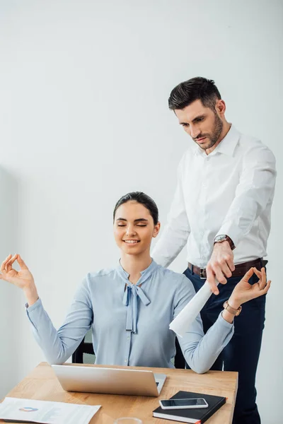 Affärsman Med Papper Nära Leende Mexikanska Affärskvinna Meditera Vid Bordet — Stockfoto