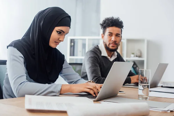 Selective Focus Arabic Businesswoman Using Laptop African American Colleague Office — Stock Photo, Image