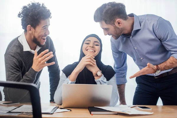 Enfoque Selectivo Sonriente Mujer Negocios Musulmana Cerca Colegas Multiculturales Mesa — Foto de Stock