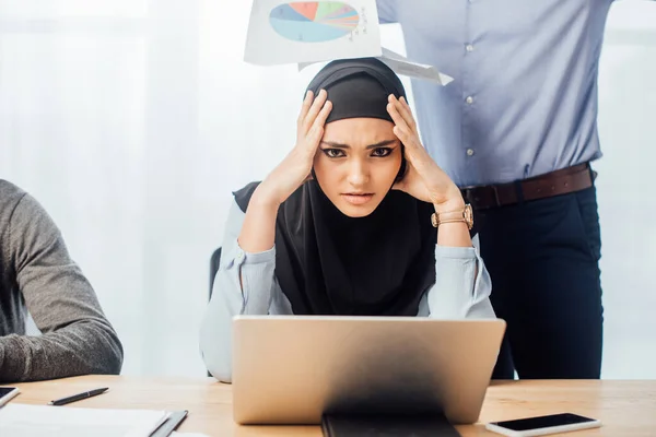 Mulher Negócios Árabe Triste Olhando Para Câmera Perto Colegas Escritório — Fotografia de Stock