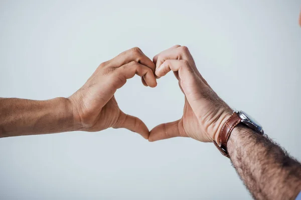 Gri Renkte Izole Edilmiş Ellerle Aşk Işareti Gösteren Adamlar — Stok fotoğraf