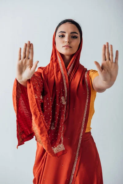 Selektiver Fokus Einer Indischen Frau Zeigt Stoppschild Isoliert Auf Grau — Stockfoto