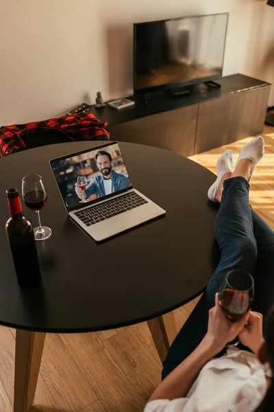 Bijgesneden Weergave Van Vrouw Jonge Man Het Scherm Van Laptop — Stockfoto