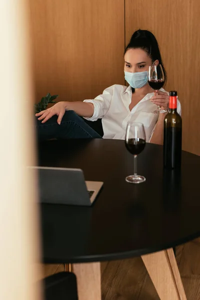 Νεαρή Γυναίκα Προστατευτική Μάσκα Κρατώντας Ένα Ποτήρι Κόκκινο Κρασί Κατά — Φωτογραφία Αρχείου