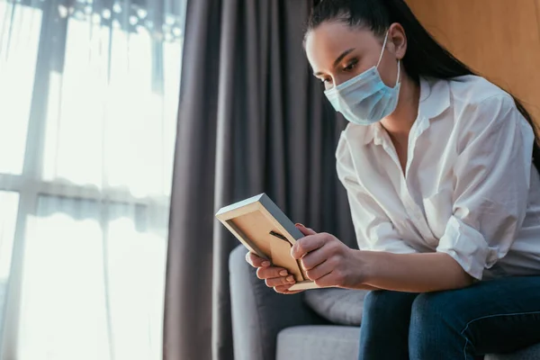 Triste Giovane Donna Maschera Protettiva Con Foto Del Fidanzato Seduto — Foto Stock