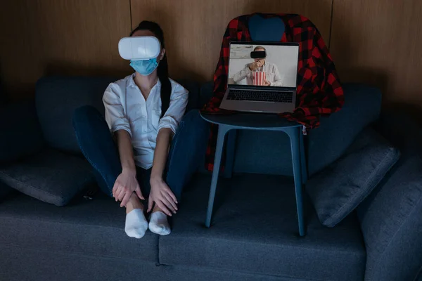 Mujer Joven Sentada Sofá Cerca Computadora Portátil Con Novio Comiendo — Foto de Stock