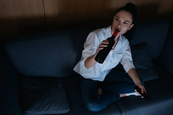 Alta Visão Anjo Mulher Deprimida Bebendo Vinho Garrafa Enquanto Sentado — Fotografia de Stock