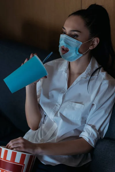 Jovem Mulher Máscara Médica Com Buraco Assistindo Com Refrigerante Pipoca — Fotografia de Stock