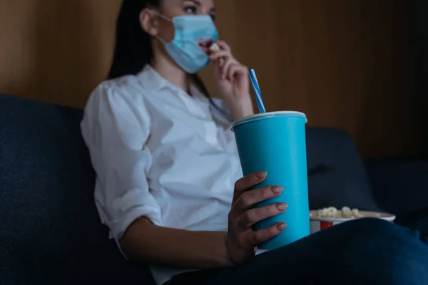 Foco Seletivo Mulher Jovem Máscara Médica Com Buraco Segurando Refrigerante — Fotografia de Stock