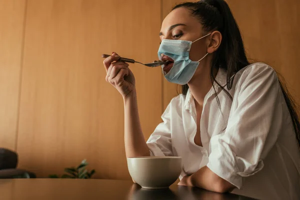 Mujer Joven Máscara Médica Con Agujero Desayunando Casa —  Fotos de Stock