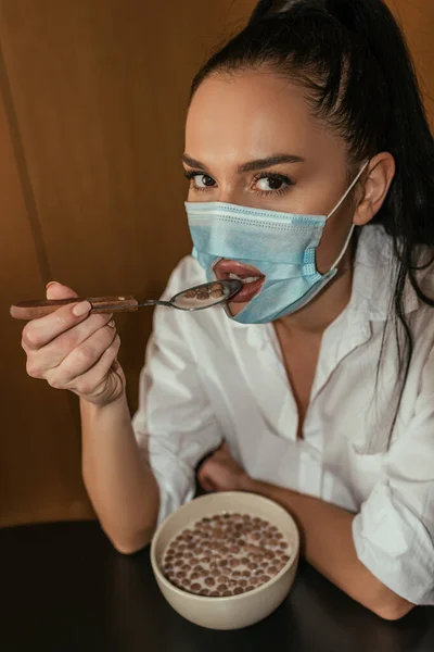 Mujer Joven Máscara Médica Con Agujero Para Boca Desayunando Mirando —  Fotos de Stock