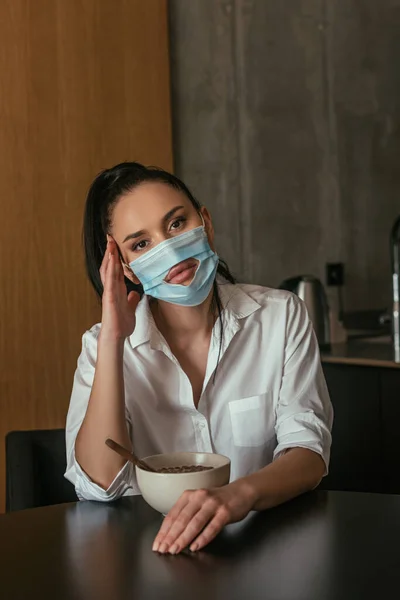 Mujer Deprimida Máscara Médica Con Agujero Mirando Cámara Mientras Está — Foto de Stock