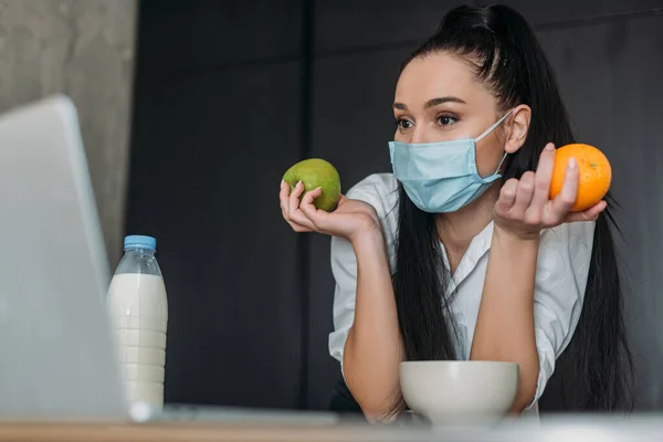 Foco Seletivo Jovem Mulher Máscara Protetora Segurando Laranja Maçã Durante — Fotografia de Stock