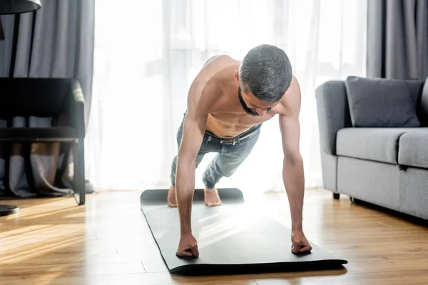 Oturma Odasında Spor Paspası Üzerinde Antrenman Yaparken Tişörtsüz Adam Şınav — Stok fotoğraf