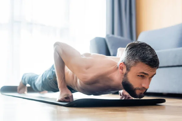 Oppervlakte Niveau Van Knappe Shirtloze Man Doet Press Ups Tijdens — Stockfoto