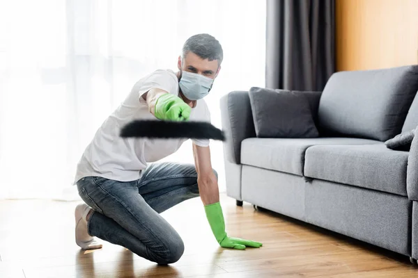 Selective Focus Man Medical Mask Rubber Gloves Holding Broom Home — Stock Photo, Image