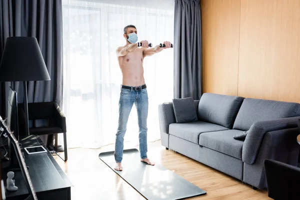 Shirtless Man Medical Mask Training Dumbbells Fitness Mat Living Room — Stock Photo, Image