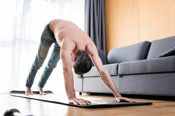 Selective Focus Shirtless Man Exercising Fitness Mat Living Room — Stock Photo, Image