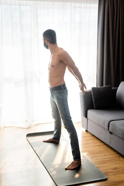Boční Pohled Muže Lékařské Masce Protahování Fitness Podložku Doma — Stock fotografie