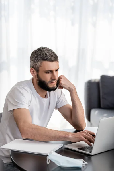 Selective Focus Freelancer Working Laptop Notebook Medical Mask Table Home — Stock Photo, Image