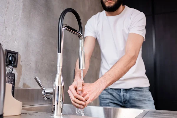 Beskuren Utsikt Över Mannen Tvätta Händerna Köket — Stockfoto