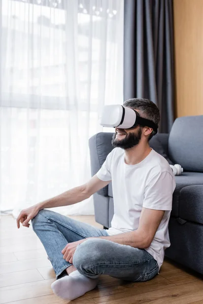 Pria Tersenyum Menggunakan Virtual Reality Headset Ruang Tamu — Stok Foto