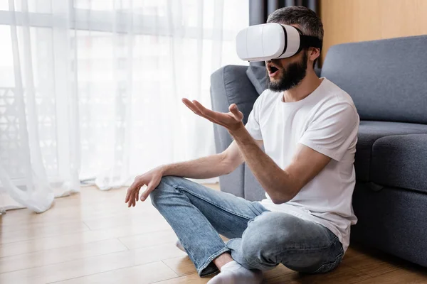 Choqué Homme Dans Casque Assis Sur Sol Dans Salon — Photo