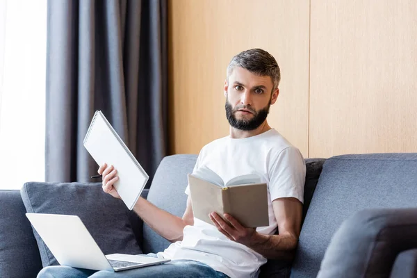 Enfoque Selectivo Del Freelancer Mirando Cámara Mientras Sostiene Libro Portátil — Foto de Stock