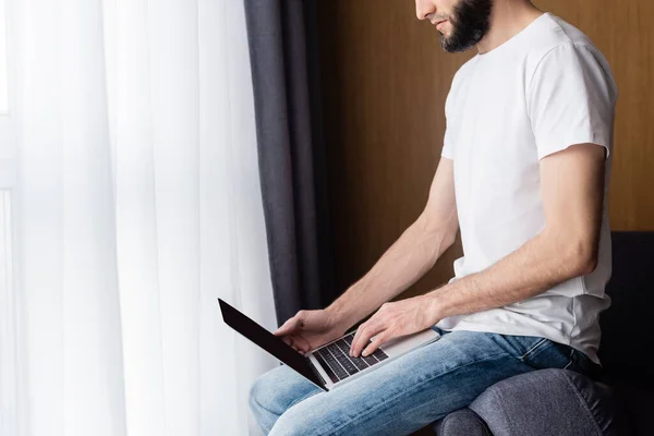 Beskuren Över Frilansare Med Laptop Vardagsrummet — Stockfoto