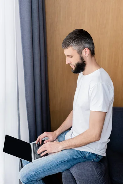 Sidovy Distansarbetare Som Använder Laptop Soffan Hemma — Stockfoto